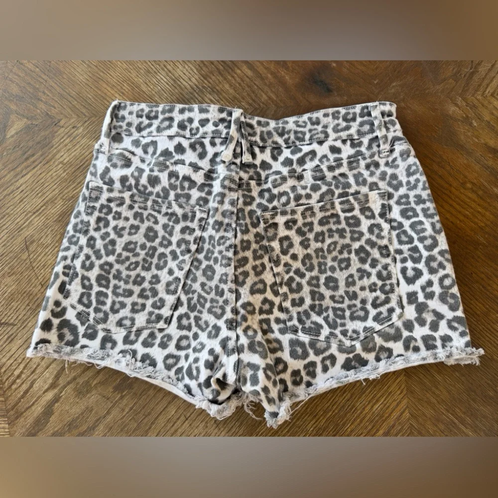 GOOD AMERICAN Animal Print Black/White Shorts 4/27 preowned - Picture 10 of 16